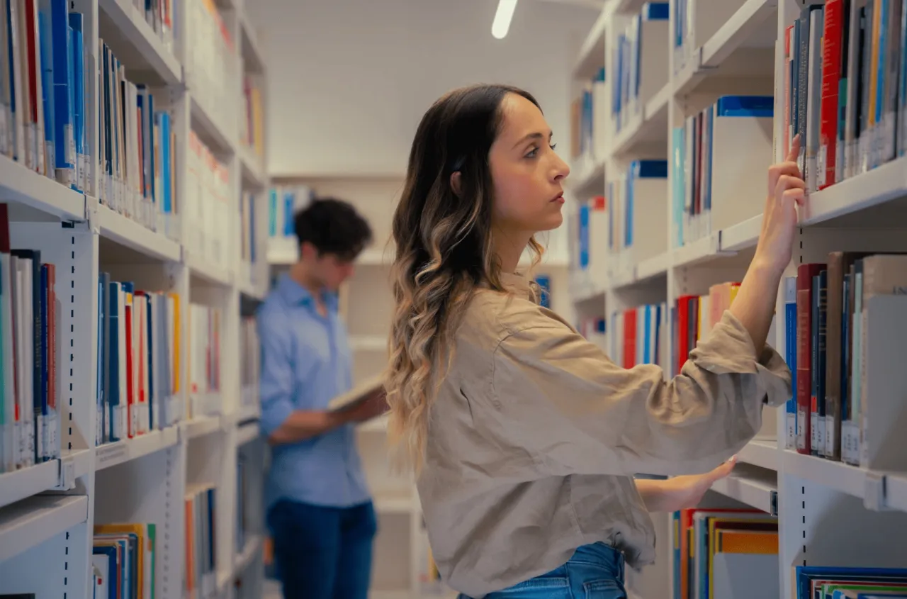 Una studentessa intenda ad effettuare una ricerca nella Biblioteca Luiss