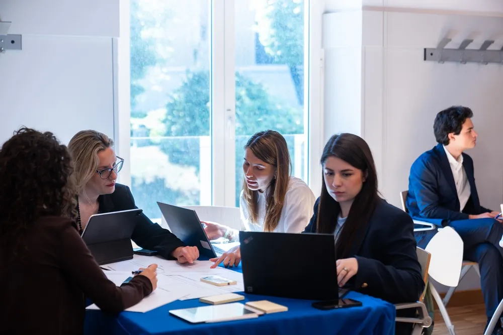 Studenti e ricercatori di diverso genere intorno ad un tavolo 