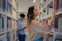 Una studentessa intenda ad effettuare una ricerca nella Biblioteca Luiss