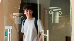 Immagine ragazzo porta