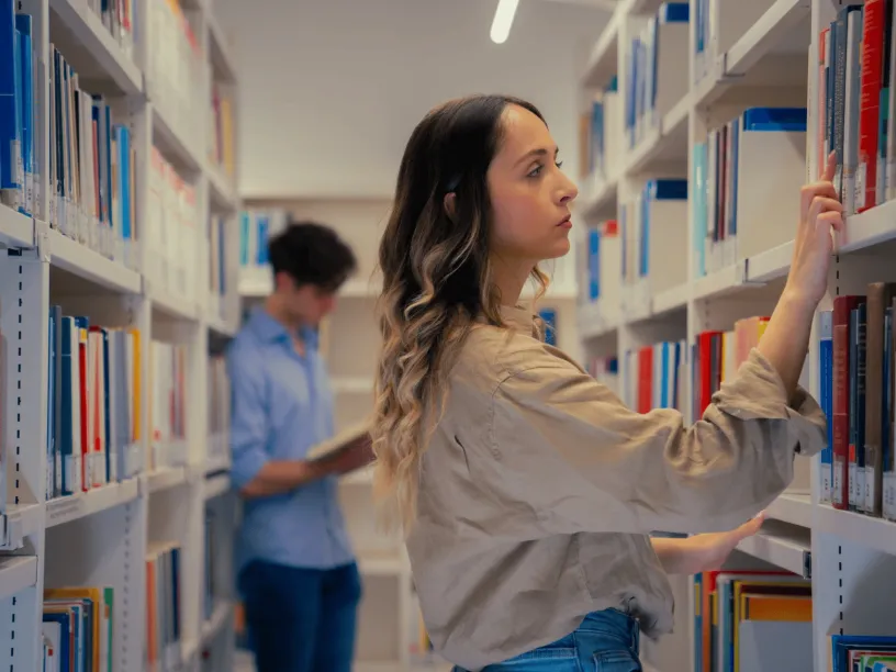 Una studentessa intenda ad effettuare una ricerca nella Biblioteca Luiss